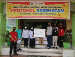 Ace Hardware Kendari Serahkan 320 Baju Hazmat ke Dinkes Kota Kendari