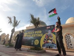 Warga Kendari Gelar Aksi Sosial Untuk Palestine di Depan Masjid Raudhatul Jannah