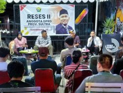 Anggota Dewan Reses di Cafe.