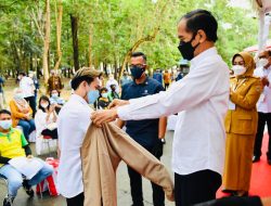 Pemuda Kota Kendari Dapat Pemberian Jaket Presiden Jokowi