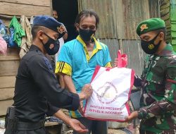 Personil Satbrimob Polda Sultra dan Yonif 725 Woroagi Salurkan Bansos Presiden Jokowi untuk Warga Kurang Mampu