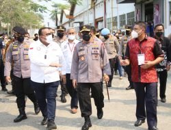 Tinjau Vaksinasi Buruh, Kapolri Harap Pertumbuhan Ekonomi Membaik