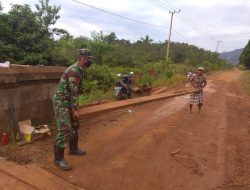 Jembatan Rusak, Babinsa KODIM 1417 Bersama Warga Binaan Bergerak