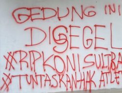 Massa FKPMI Segel Kantor KONI Sultra, Tuntut Insentif Atlet dan Pelatih