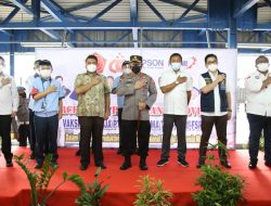 Tinjau Vaksinasi Buruh, Kapolri Minta Buruh Terus Kawal Program Pemerintah Wujudkan Herd Immunity