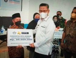 Terus Bergerak,Wali Kota Kendari Kembali Serahkan Dana Stimulan Perbaikan Rumah Tidak Layak Huni