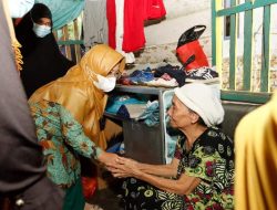 Peduli Sesama, Ketua TP PKK Kota Kendari Bantu Korban Banjir