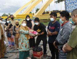 Istri Walikota Kendari Bantu Korban Kebakaran Wua Wua