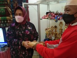Keluarga Besar H.Nur Alam Serahkan Uang Tunai 100 Juta Ke Keluarga Apriyani Rahayu