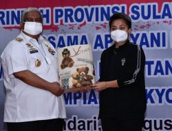Pemrov Sultra Serahkan 1 Unit Mobil Kepada Apriyani Rahayu