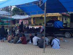 Geram Lihat Kondisi Jalan Rusak, Warga Tutup Jalan Poros Motaha-Lambuya