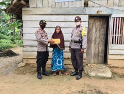 Jumat Berkah, Polsek Onembute Salurkan Bansos Pada Warga Terdampak Covid-19
