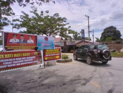 Tak Kunjung diperbaiki , Warga Blokir Jalan Rusak Depan SMAN 5 Kendari