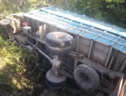 Tak Bisa Nanjak, Truk Pengangkut Tebu Terbalik Di Jembatan