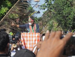 DISAMBUT PENUH ANTUSIAS DAN HISTERIA DI WAKATOBI, SANDIAGA UNO DI GOTONG DEMI PROTOKOL KESEHATAN & TRADISI