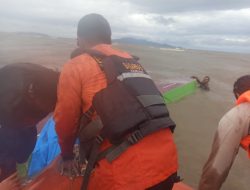 Sebuah Kapal Pemancing Terbalik di Perairan Totobo Kolaka.