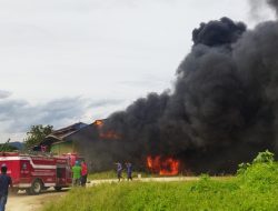 Gudang Bekas Penampungan Aspal dilahap Si Jago Merah