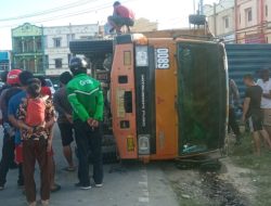 Akibat Kelebihan Muatan Sebuah Truk terbalik