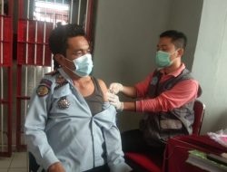 Pegawai Lapas Kelas IIA Kendari Lakukan Vaksinasi Booster
