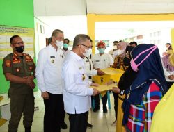 64 Kepala Keluarga di Kecamatan Puuwatu Terima Bantuan Bencana Alam Cuaca Ekstrim