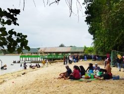 Potret Pengunjung Padati Pantai Toronipa diakhir liburan Idul Fitri 1443 H