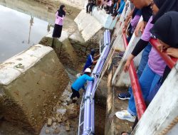 Peduli Lingkungan,Komunitas Army Kendari Pasang Trashboom di Teluk Kendari