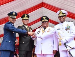 Peringati HUT TNI ke-77, Gubernur Sultra Berikan Penghargaan Kepada 3 Prajurit