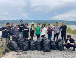 Peringati Hari Sumpah Pemuda, GMKI Kendari Gelar Aksi Pungut Sampah di Kawasan Batu-Batu Masjid Al-Alam Kendari