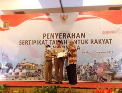 Serentak dilakukan di 33 Provinsi, BPN Sultra Serahkan 500 Sertipikat Tanah Kepada Warga Sultra