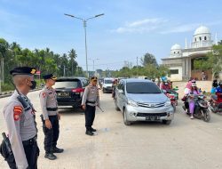 Kawasan Pantai Toronipa di Padati Pengunjung, Kapolresta Kendari Turun Langsung Atur Lalu Lintas