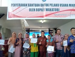 Ratusan Warga Menerima Bantuan Pelaku UMKM di Wakatobi