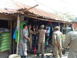 Satpol PP Kota Kendari Kembali Tertibkan Lapak Milik PKL di Sekitar Pasar Sentral Kota Lama Kendari