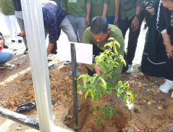 Hijaukan Kampus, IKA Fisip UHO Gelar Aksi Tanam Pohon