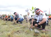 Pj. Wali Kota Kendari Bersama Wakapolda Sulawesi Tenggara Tanam Mangrove di Teluk Kendari