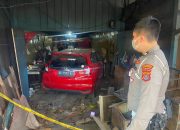 Hilang Kendali, Honda Jazz di Kendari Tabrak Sepeda Motor dan 2 Warung Makan
