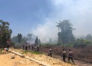 Polisi dan Damkar Saling Topang Padamkan Kebakaran Lahan di Poasia Kendari