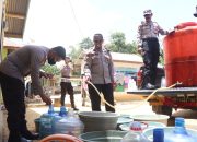 Polresta Kendari Salurkan 1.200 Liter Air Bersih Untuk Warga Terdampak Kemarau