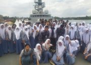 KRI Abdul Halim Perdana Kusuma 355 terima Kunjungan Siswa SMA-SMK di Kendari