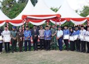 Pj. Walikota Kendari Serahkan Penghargaan Di Moment Hari Guru Dan Hari Korpri