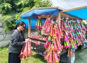 Penjual Terompet Musiman Bermunculan Jelang Nataru 2024 di Kota Kendari