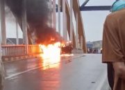 Mobil Mini Bus Terbakar di Jembatan Pasar Baru Kendari