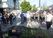 Antisipasi Banjir, Pemkot Kendari Melakukan Pembersihan Pada Saluran Drainase
