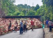 Truk Pengangkut 15 Ton Mie Instan Terguling Usai Gagal Menanjak di Jalan Trans Sulawesi