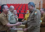 Pj. Wali Kota Kendari Serahkan SK Plt. Kepala Dinas Terhadap Sejumlah Pejabat