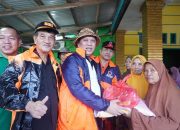 Ruksamin Serahkan Bantuan ke Warga Terdampak Banjir di Konut