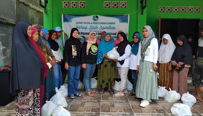 Berbagi Kasih Ramadhan, Forhati sultra salurkan Ratusan Paket Sembako ke Ibu Penjual Ikan dan Sayur