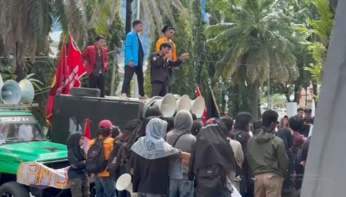 VIDEO : Demo Mahasiswa Kendari Tolak RUU TNI