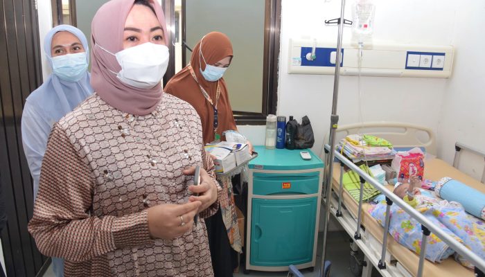 Walikota Kendari Sambangi 2 Bayi Pasien Malnutrisi dan Tuberkulosis Paru