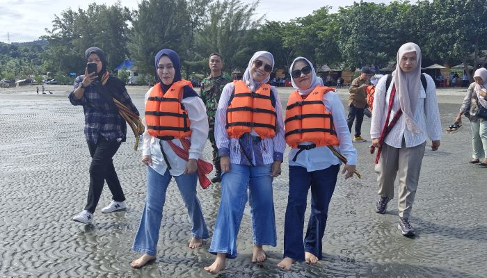Sambangi Pantai Shaka Desa Wisata Sani Sani, Ketua PKK Sultra ; ” Saya Akan Kembali dan Hiking Puncak Padamarang “