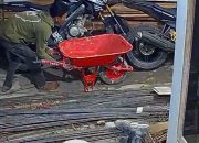 Gerobak Artco Milik Warga BTN Kendari Permai Dicuri, Aksi Pelaku Terekam CCTV